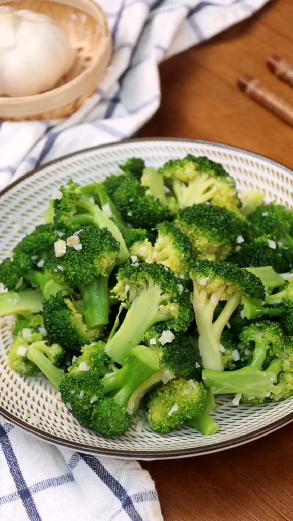 家常版蒜蓉西蘭花的做法-蒜香味炒菜譜-易網健康養生網 家常版蒜蓉西蘭花的做法-蒜香味炒菜譜