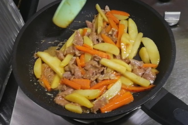 沙爹土豆牛肉的做法-家常味炒菜譜