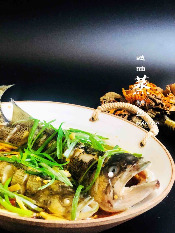 豉油蒸鱸魚的做法-醬香味蒸菜譜-易網健康養生網 豉油蒸鱸魚的做法-醬香味蒸菜譜