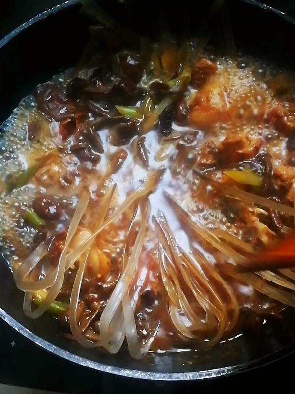 雞腿燉蘑菇的做法-家常味燉菜譜
