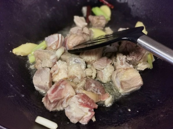 蔬菜燉牛肉貼餅子的做法-家常味燉菜譜-易網健康養生網 蔬菜燉牛肉貼餅子的做法-家常味燉菜譜