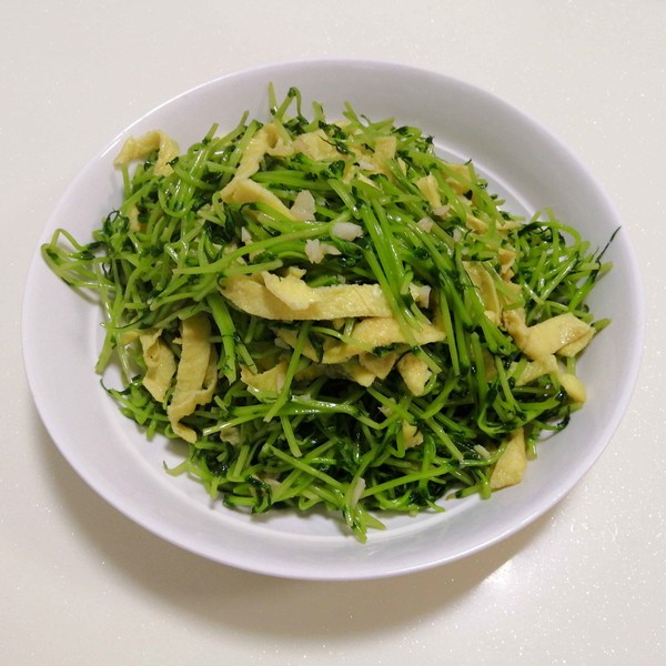 翡翠豆苗炒雞蛋的做法-家常味炒菜譜-易網(wǎng)健康養(yǎng)生網(wǎng) 翡翠豆苗炒雞蛋的做法-家常味炒菜譜