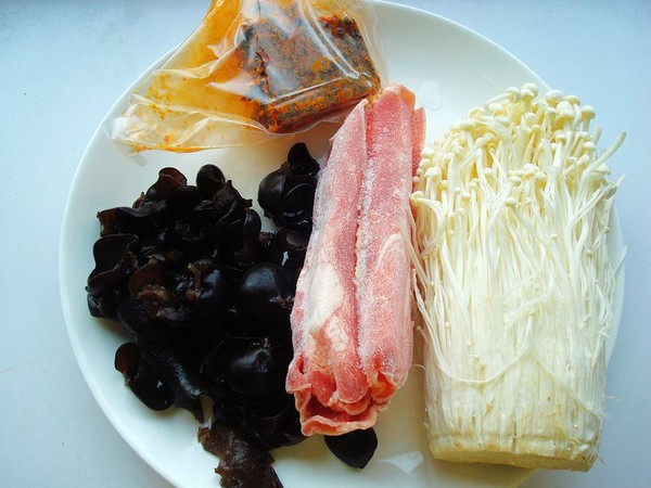 麻辣金針肥牛的做法-麻辣味煮菜譜-易網<a href=http://m.aoa7937.com/ target=_blank class=infotextkey>健康養生</a>網 麻辣金針肥牛的做法-麻辣味煮菜譜