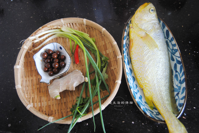 山黃皮燜黃花魚的做法-家常味燜菜譜