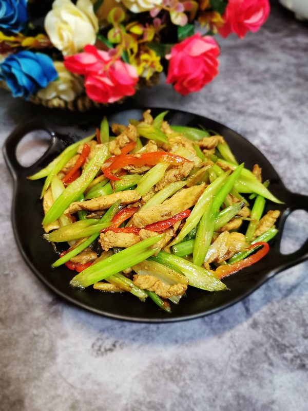 雞胸肉炒芹菜的做法-家常味炒菜譜-易網健康養生網 雞胸肉炒芹菜的做法-家常味炒菜譜