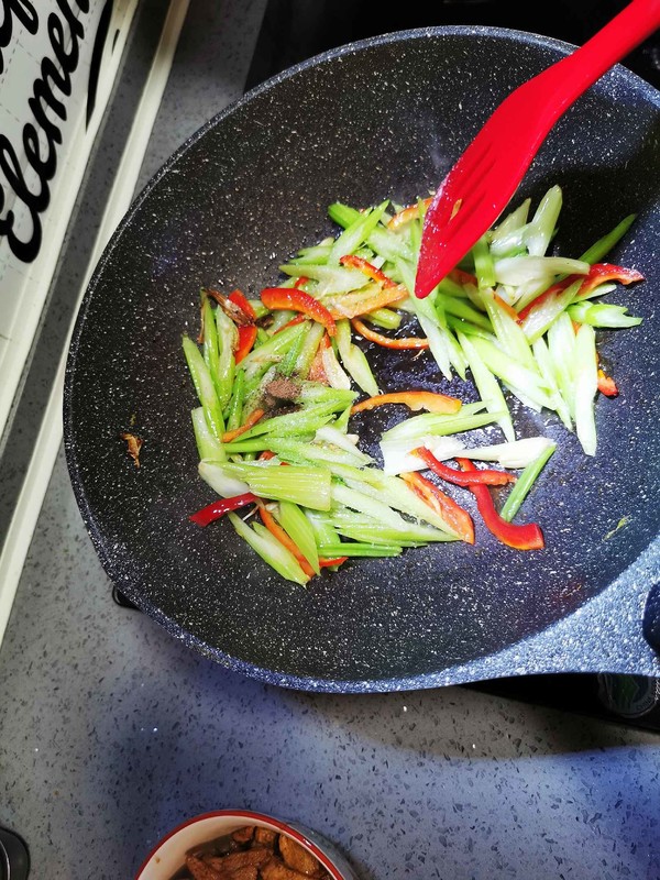 雞胸肉炒芹菜的做法-家常味炒菜譜