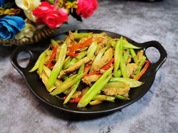 雞胸肉炒芹菜的做法-家常味炒菜譜-易網健康養生網 雞胸肉炒芹菜的做法-家常味炒菜譜