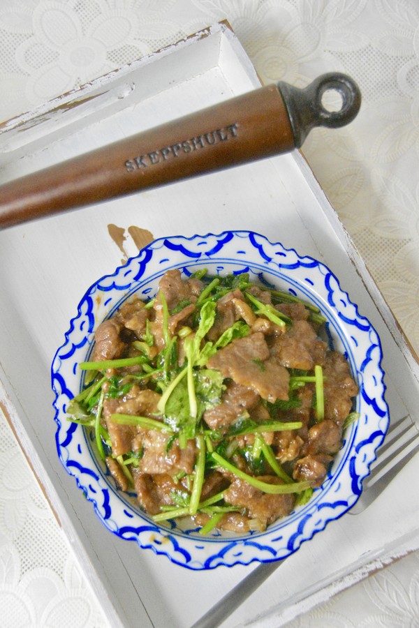 香菜嫩牛肉的做法-咸鮮味燒菜譜-易網健康養生網 香菜嫩牛肉的做法-咸鮮味燒菜譜