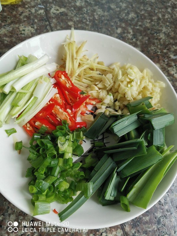 紅燒魚的做法-香辣味煎菜譜-易網(wǎng)<a href=http://m.aoa7937.com/ target=_blank class=infotextkey>健康養(yǎng)生</a>網(wǎng) 紅燒魚的做法-香辣味煎菜譜