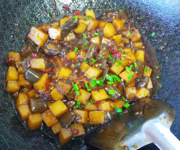 紅燒茄子土豆的做法-家常味炒菜譜-易網(wǎng)健康養(yǎng)生網(wǎng) 紅燒茄子土豆的做法-家常味炒菜譜