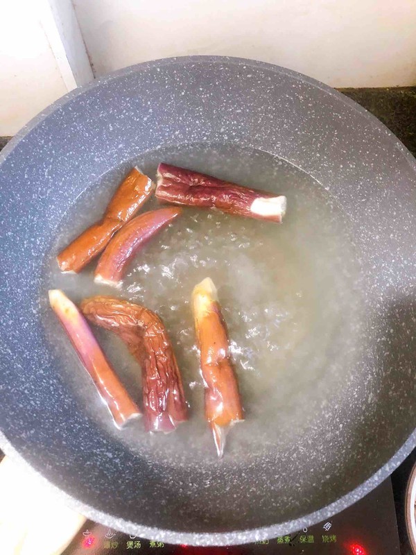 手撕茄子的做法-醬香味拌菜譜