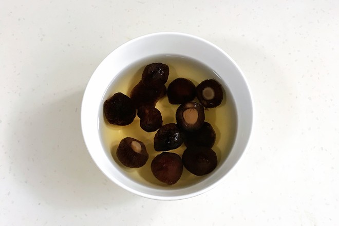 香菇燉雞的做法-家常味燉菜譜-易網健康養生網 香菇燉雞的做法-家常味燉菜譜