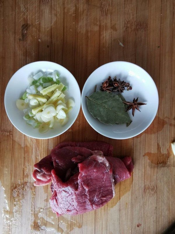 電壓力鍋燉牛肉的做法-家常味燉菜譜-易網(wǎng)<a href=http://m.aoa7937.com/ target=_blank class=infotextkey>健康養(yǎng)生</a>網(wǎng) 電壓力鍋燉牛肉的做法-家常味燉菜譜