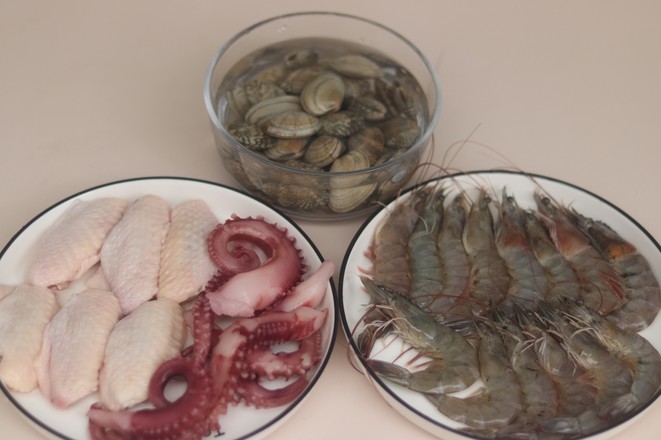花甲三汁燜鍋的做法-咸鮮味煮菜譜-易網<a href=http://m.aoa7937.com/ target=_blank class=infotextkey>健康養生</a>網 花甲三汁燜鍋的做法-咸鮮味煮菜譜