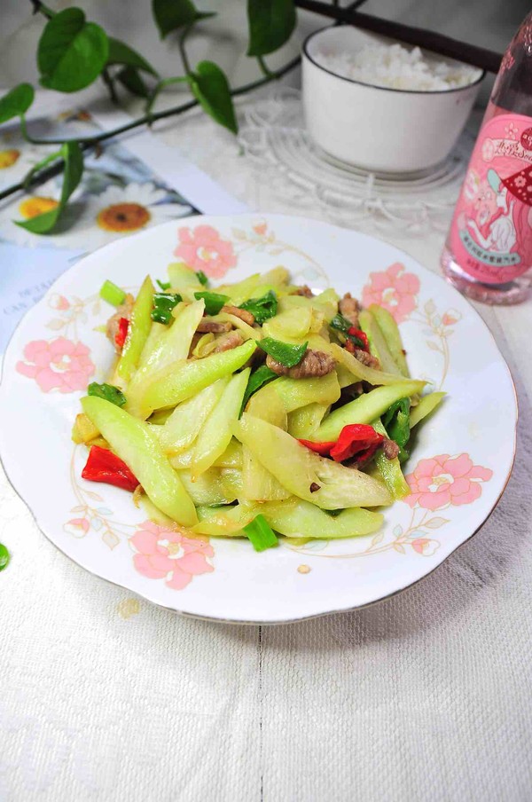 芥蘭炒肉絲的做法-家常味炒菜譜-易網健康養生網 芥蘭炒肉絲的做法-家常味炒菜譜