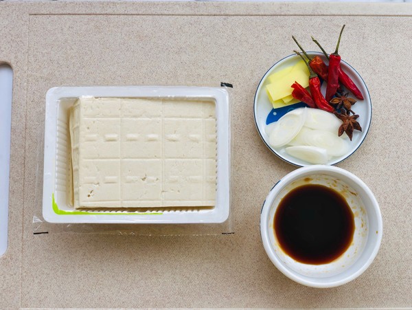 紅燒三角豆腐的做法-家常味炒菜譜-易網<a href=http://m.aoa7937.com/ target=_blank class=infotextkey>健康養生</a>網 紅燒三角豆腐的做法-家常味炒菜譜