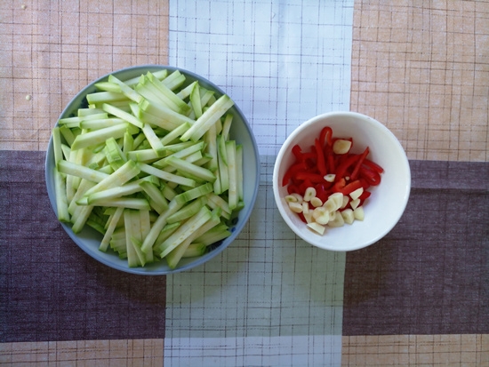 清炒西葫蘆絲的做法-家常味炒菜譜-易網(wǎng)<a href=http://m.aoa7937.com/ target=_blank class=infotextkey>健康養(yǎng)生</a>網(wǎng) 清炒西葫蘆絲的做法-家常味炒菜譜