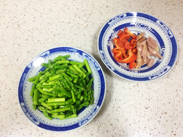 蘆筍香腸的做法-家常味炒菜譜-易網(wǎng)<a href=http://m.aoa7937.com/ target=_blank class=infotextkey>健康養(yǎng)生</a>網(wǎng) 蘆筍香腸的做法-家常味炒菜譜