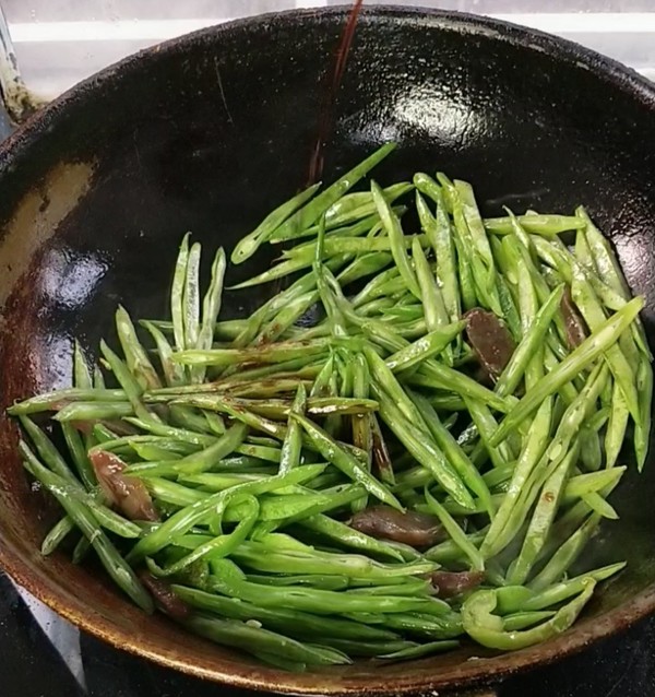 臘腸炒四季豆的做法-咸鮮味炒菜譜