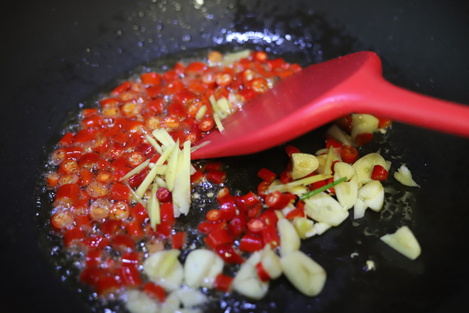 香辣小炒牛肉的做法-麻辣味炒菜譜-易網健康養生網 香辣小炒牛肉的做法-麻辣味炒菜譜