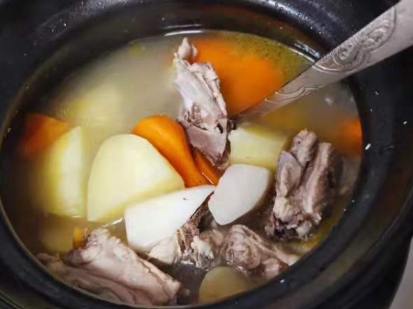 土豆淮山雞湯的做法-家常味煲菜譜-易網(wǎng)健康養(yǎng)生網(wǎng) 土豆淮山雞湯的做法-家常味煲菜譜