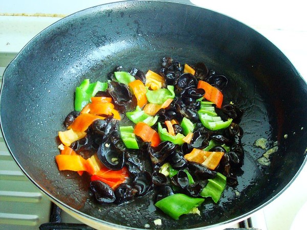 白玉菇木耳炒雞蛋的做法-咸鮮味炒菜譜-易網(wǎng)健康養(yǎng)生網(wǎng) 白玉菇木耳炒雞蛋的做法-咸鮮味炒菜譜