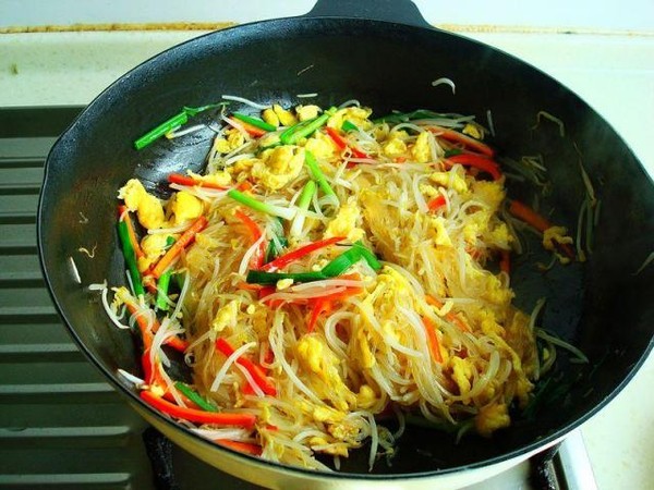 雞蛋粉絲炒綠豆芽的做法-家常味炒菜譜-易網(wǎng)健康養(yǎng)生網(wǎng) 雞蛋粉絲炒綠豆芽的做法-家常味炒菜譜
