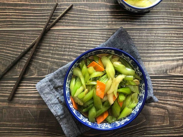 素炒芹菜的做法-家常味炒菜譜-易網健康養生網 素炒芹菜的做法-家常味炒菜譜