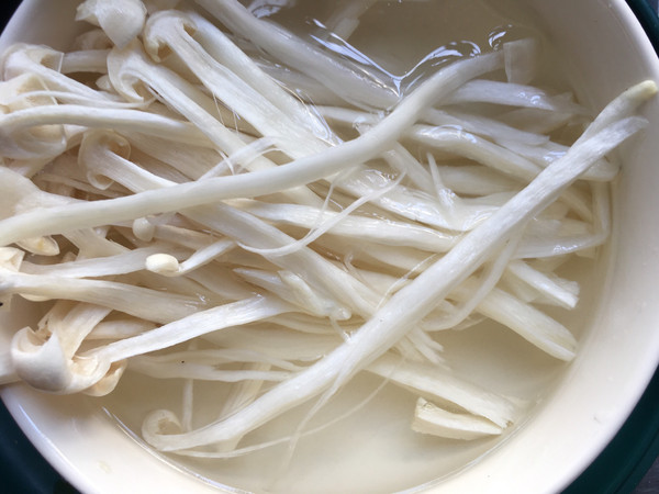 荷包蛋煮海鮮菇的做法-家常味煮菜譜-易網(wǎng)<a href=http://m.aoa7937.com/ target=_blank class=infotextkey>健康養(yǎng)生</a>網(wǎng) 荷包蛋煮海鮮菇的做法-家常味煮菜譜