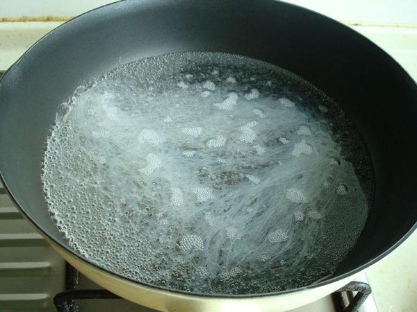 雞蛋粉絲炒綠豆芽的做法-家常味炒菜譜-易網(wǎng)<a href=http://m.aoa7937.com/ target=_blank class=infotextkey>健康養(yǎng)生</a>網(wǎng) 雞蛋粉絲炒綠豆芽的做法-家常味炒菜譜