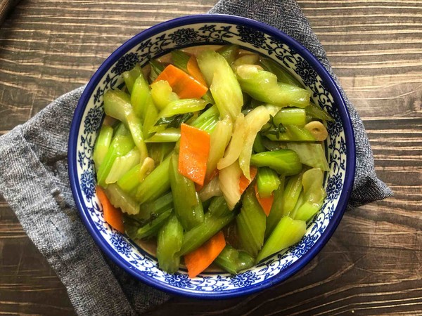 素炒芹菜的做法-家常味炒菜譜-易網健康養生網 素炒芹菜的做法-家常味炒菜譜
