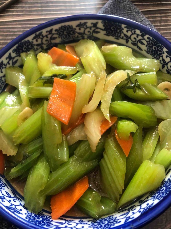 素炒芹菜的做法-家常味炒菜譜-易網健康養生網 素炒芹菜的做法-家常味炒菜譜
