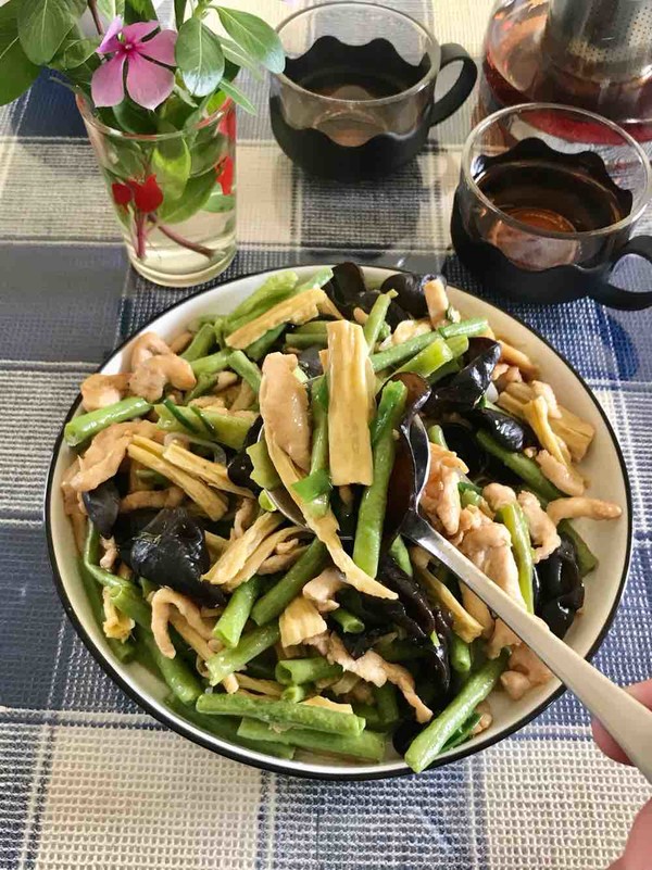 腐竹木耳炒雞肉的做法-咸鮮味炒菜譜-易網健康養(yǎng)生網 腐竹木耳炒雞肉的做法-咸鮮味炒菜譜
