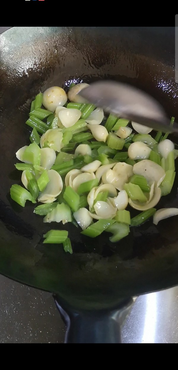 西芹百合炒蝦仁的做法-家常味炒菜譜