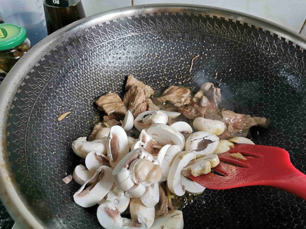 口蘑炒肉片的做法-酸辣味炒菜譜-易網健康養生網 口蘑炒肉片的做法-酸辣味炒菜譜
