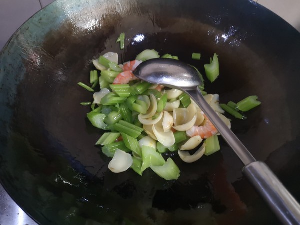 西芹百合炒蝦仁的做法-家常味炒菜譜