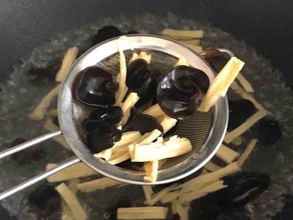 腐竹木耳炒雞肉的做法-咸鮮味炒菜譜-易網健康養(yǎng)生網 腐竹木耳炒雞肉的做法-咸鮮味炒菜譜