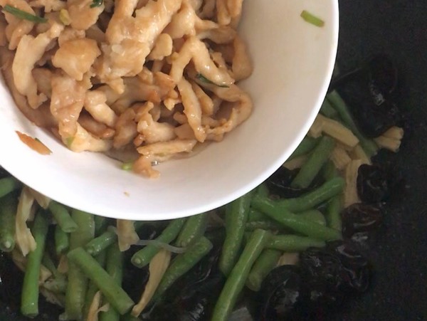 腐竹木耳炒雞肉的做法-咸鮮味炒菜譜-易網健康養(yǎng)生網 腐竹木耳炒雞肉的做法-咸鮮味炒菜譜