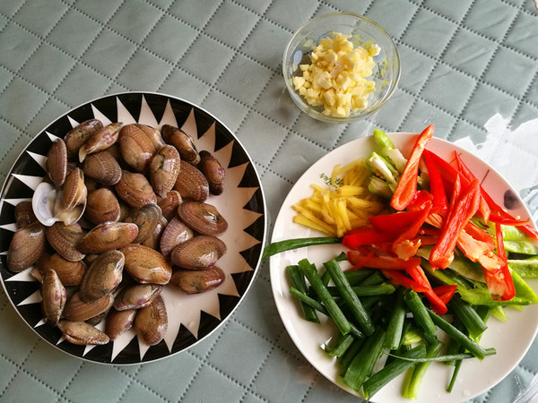 雙椒炒花甲的做法-咸鮮味炒菜譜-易網<a href=http://m.aoa7937.com/ target=_blank class=infotextkey>健康養生</a>網 雙椒炒花甲的做法-咸鮮味炒菜譜