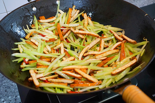 青椒炒香干的做法-香辣味炒菜譜-易網健康養生網 青椒炒香干的做法-香辣味炒菜譜