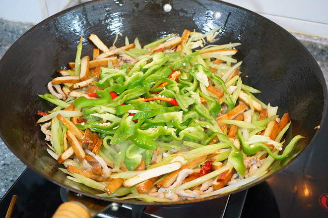青椒炒香干的做法-香辣味炒菜譜-易網健康養生網 青椒炒香干的做法-香辣味炒菜譜