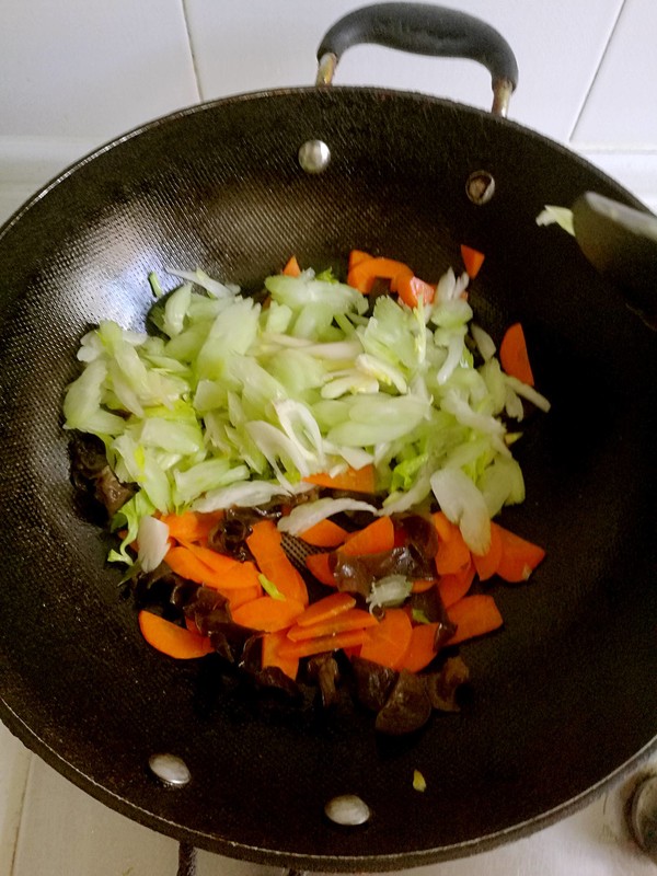 胡蘿卜炒黑木耳的做法-家常味炒菜譜