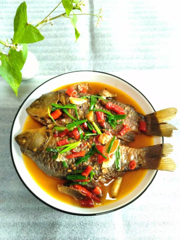 蔥燒鯽魚的做法-香辣味燒菜譜-易網(wǎng)健康養(yǎng)生網(wǎng) 蔥燒鯽魚的做法-香辣味燒菜譜