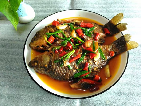 蔥燒鯽魚的做法-香辣味燒菜譜-易網(wǎng)健康養(yǎng)生網(wǎng) 蔥燒鯽魚的做法-香辣味燒菜譜