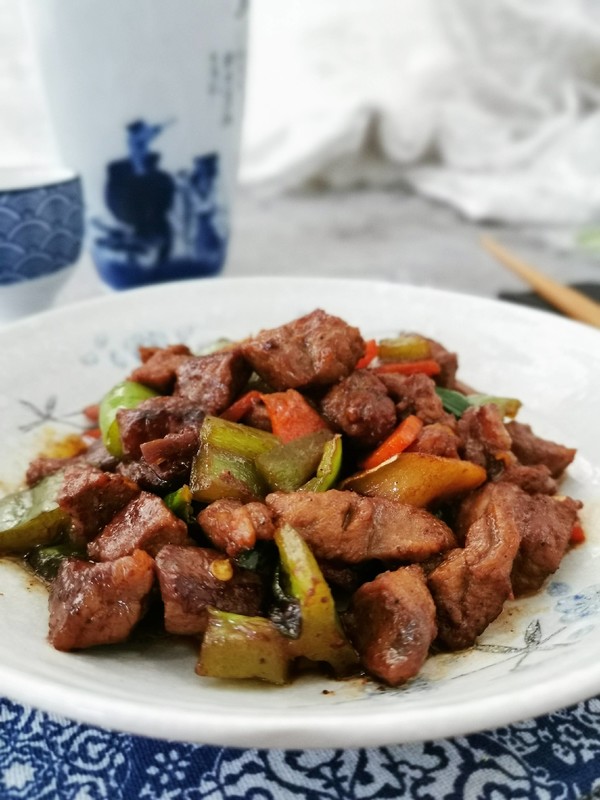 黑椒牛肉粒的做法-黑椒味炒菜譜-易網健康養生網 黑椒牛肉粒的做法-黑椒味炒菜譜