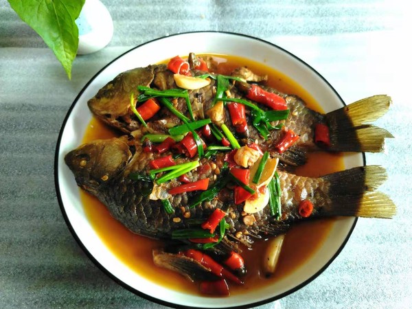 蔥燒鯽魚的做法-香辣味燒菜譜-易網(wǎng)健康養(yǎng)生網(wǎng) 蔥燒鯽魚的做法-香辣味燒菜譜