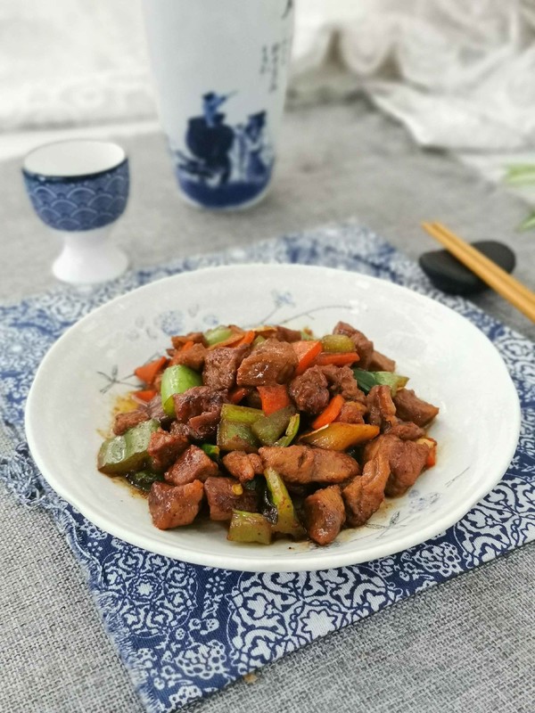 黑椒牛肉粒的做法-黑椒味炒菜譜-易網健康養生網 黑椒牛肉粒的做法-黑椒味炒菜譜
