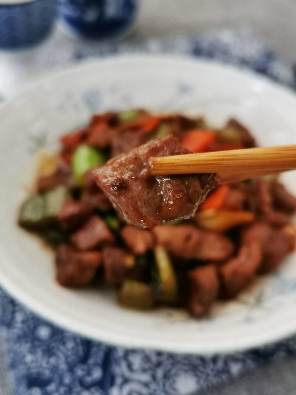 黑椒牛肉粒的做法-黑椒味炒菜譜-易網健康養生網 黑椒牛肉粒的做法-黑椒味炒菜譜