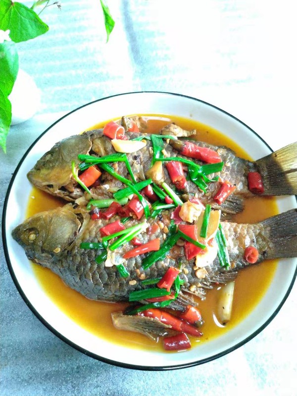 蔥燒鯽魚的做法-香辣味燒菜譜-易網(wǎng)健康養(yǎng)生網(wǎng) 蔥燒鯽魚的做法-香辣味燒菜譜