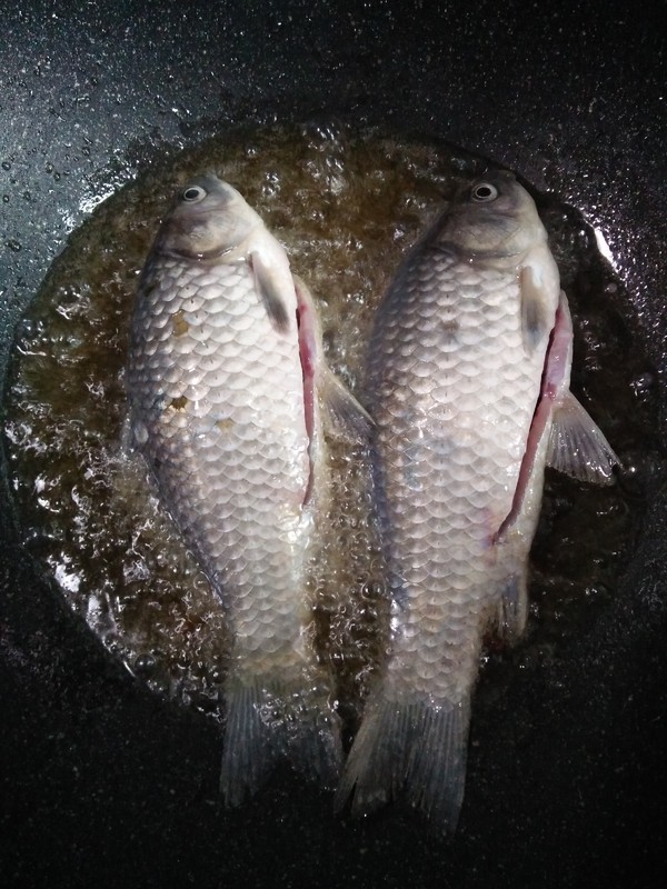 蔥燒鯽魚的做法-香辣味燒菜譜